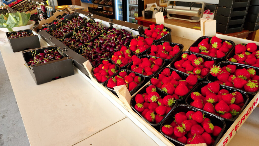 Oosterom cherries and strawberries